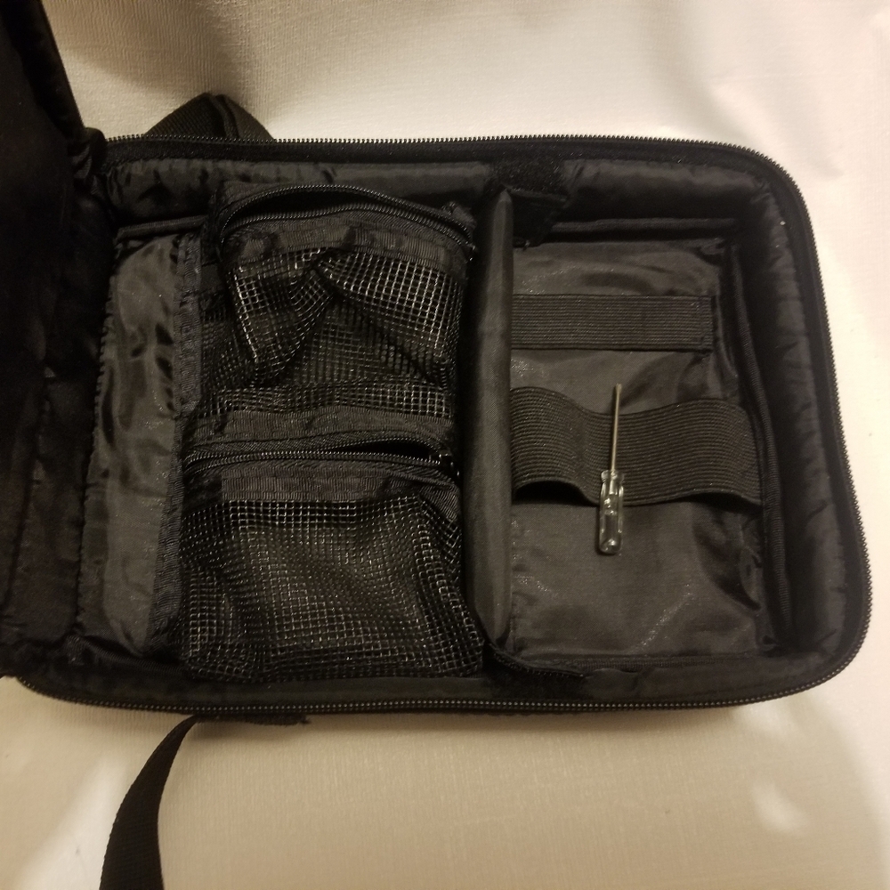 Like new Gameboy silver & black carrying case - Picture 4 of 4